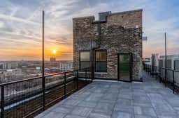 Elegant Style Loft Montrose|13 mins DT|4 mins Lake