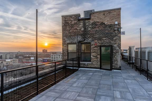 Elegant Style Loft Montrose|13 mins DT|4 mins Lake