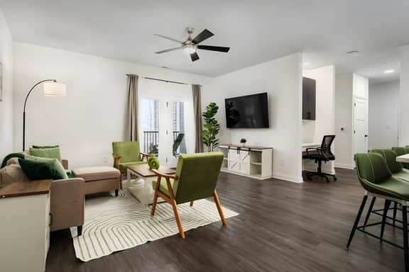 20 mins DT | Sleeps 4 | Opulent Suite Spacious Gym