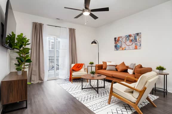 20 mins DT | Sleeps 9 | Earthy Elegance Spacious
