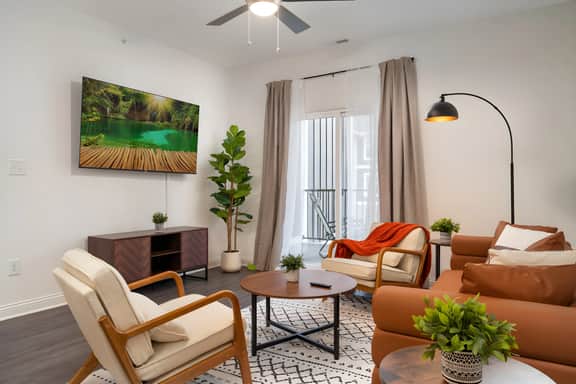 20 mins DT | Sleeps 9 | Earthy Elegance Spacious