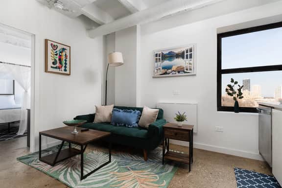 Elegant Style Loft Montrose|13 mins DT|4 mins Lake