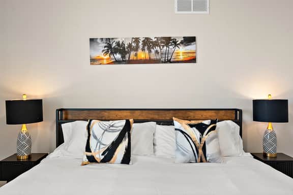 Walk to Old Town | 12mins PHX | 2BR Pool King Bed A
