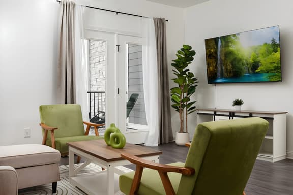 20 mins DT | Sleeps 4 | Opulent Suite Spacious Gym